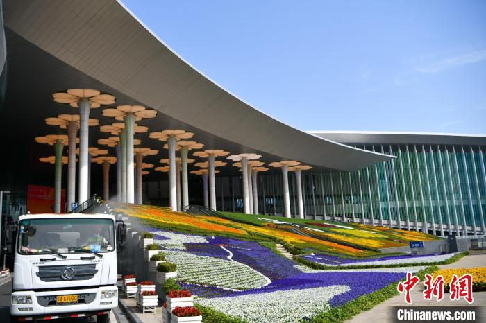 第五屆進(jìn)博會(huì)場(chǎng)館景觀裝飾全面定妝。　陳夢(mèng)澤 攝