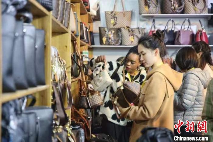 女士選購包包?！∨砣A 攝